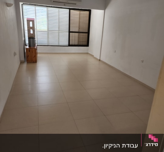 רצפה נקייה בחדר ריק עם חלון גדול